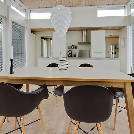 Three-bedroom Holiday In * Hals