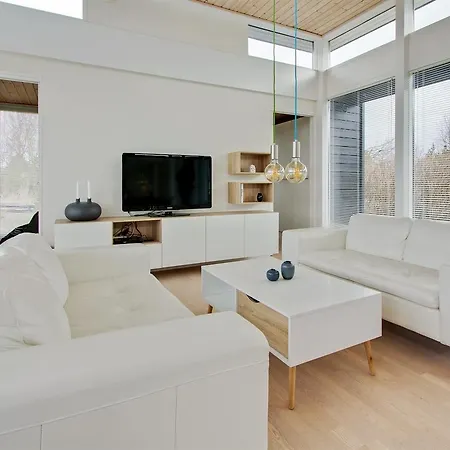 Three-bedroom Holiday In * Hals